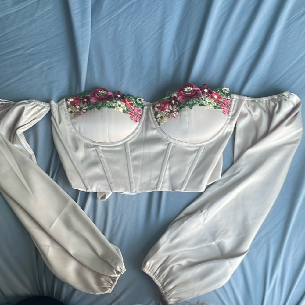 Crop top size medium creamy color